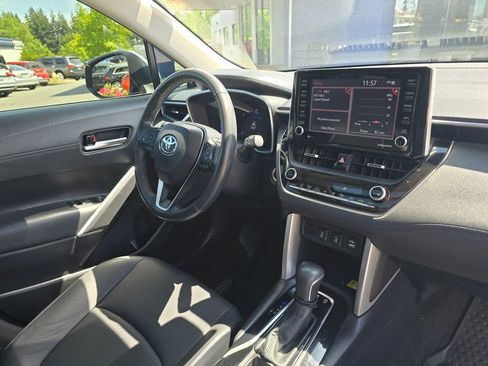 Used 2022 Toyota Corolla Cross XLE w/ Convenience Package AWD/4WD image 10