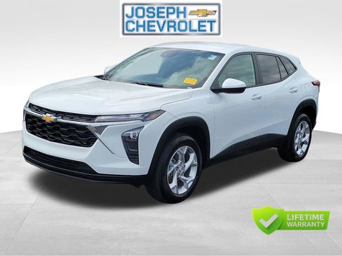 Certified 2024 Chevrolet Trax LS w/ LS Convenience Package FWD image 2