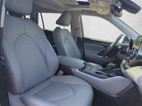Used 2025 Toyota Highlander XLE FWD image 30