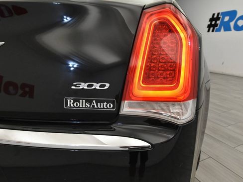 Used 2018 Chrysler 300 Touring L AWD/4WD image 37