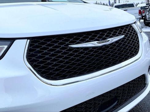 Used 2024 Chrysler Pacifica Touring-L image 33