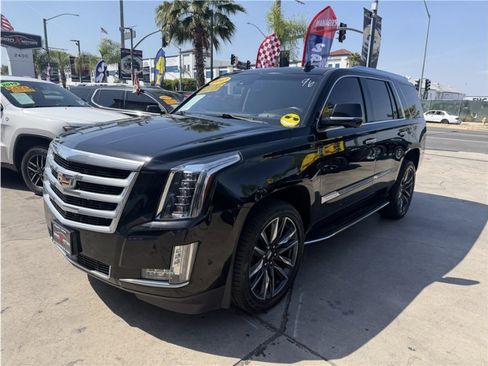 Used 2017 Cadillac Escalade Premium Luxury RWD image 3