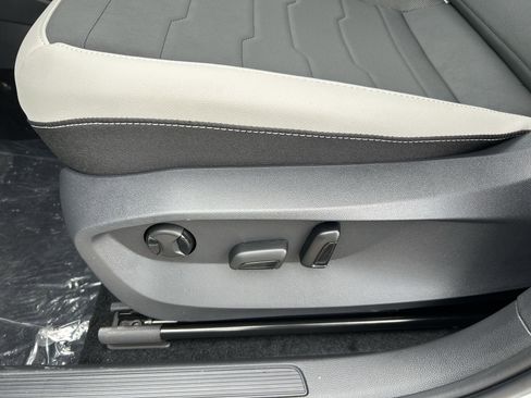 New 2026 Volkswagen Taos SE image 21