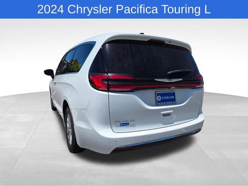 Used 2024 Chrysler Pacifica Touring-L FWD image 7