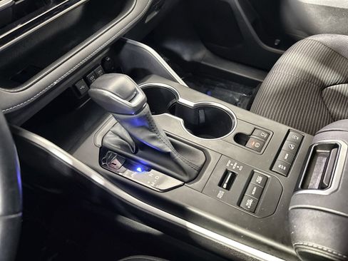 Used 2020 Toyota Highlander LE image 28