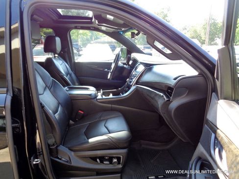 Used 2020 Cadillac Escalade ESV Platinum AWD/4WD image 34