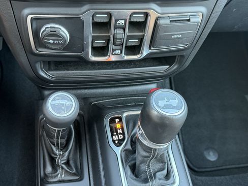 Used 2022 Jeep Wrangler Unlimited Sahara w/ Cold Weather Group AWD/4WD image 15