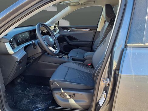 New 2026 Volkswagen Tiguan SE image 8