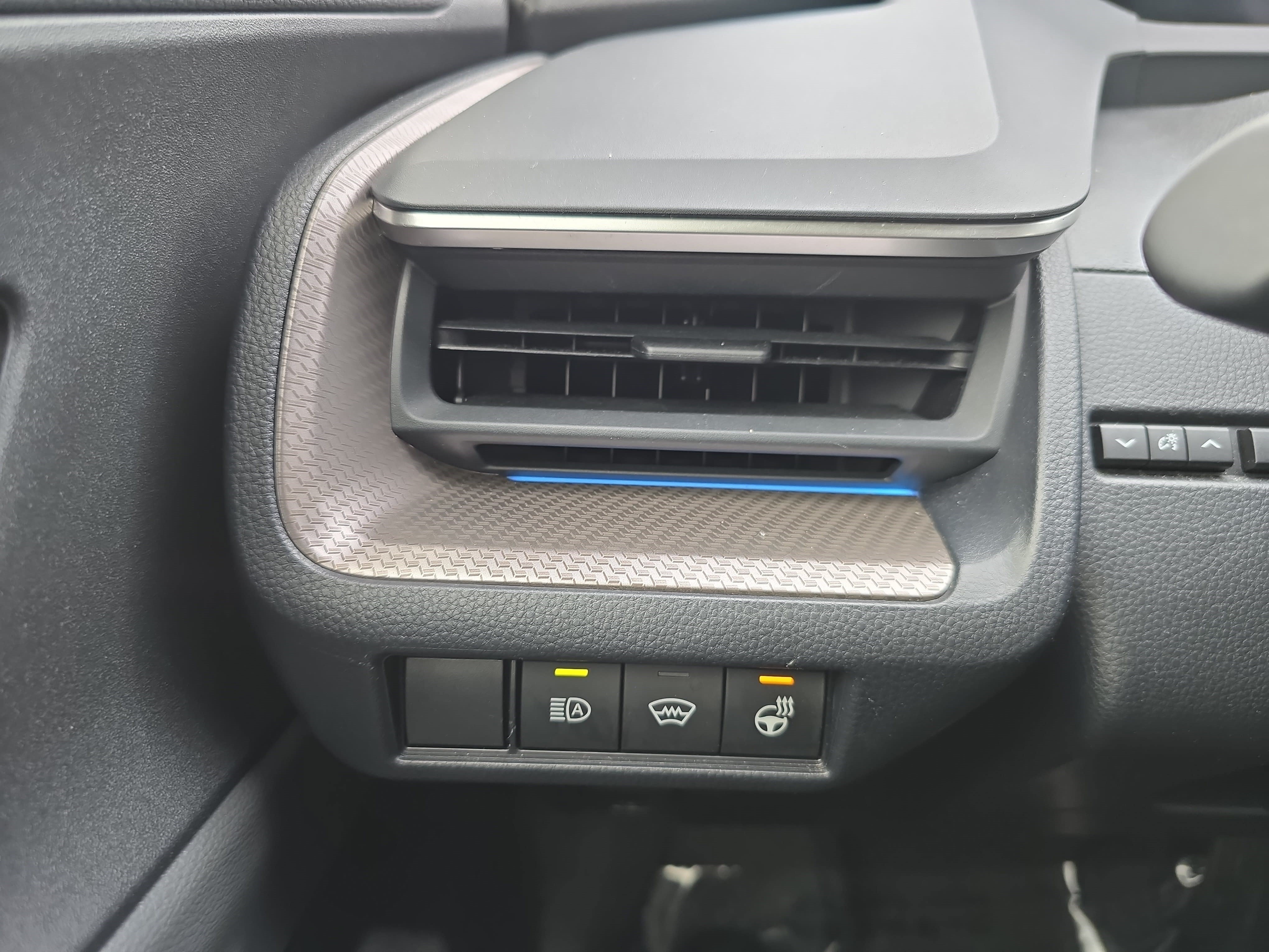 Used 2025 Toyota Prius XLE FWD image 23