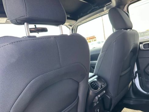 Used 2019 Jeep Wrangler Unlimited Sahara AWD/4WD image 27