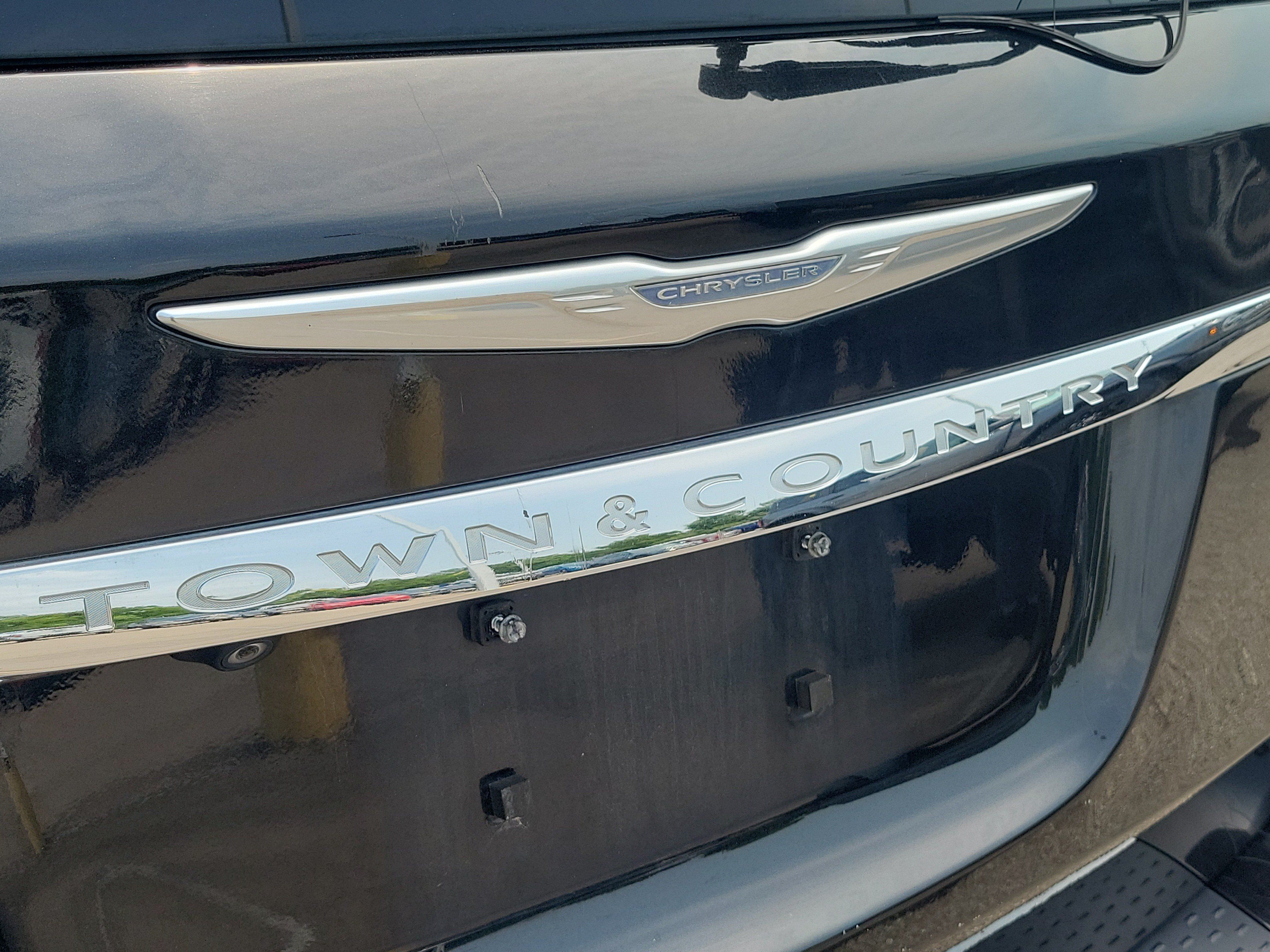 Used 2015 Chrysler Town & Country Touring-L w/ Driver Convenience Group FWD image 6