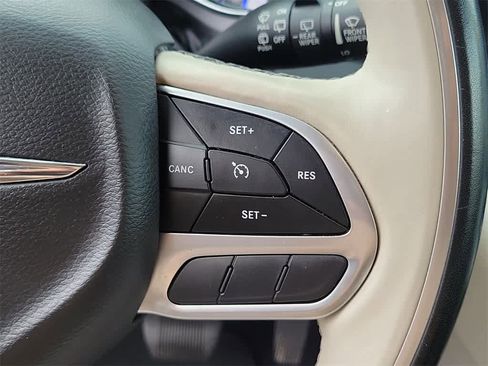 Used 2020 Chrysler Pacifica Limited image 26