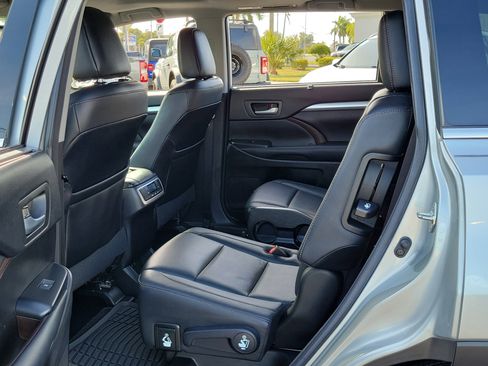 Used 2018 Toyota Highlander XLE FWD image 14
