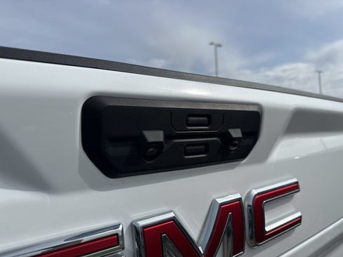 Used 2024 GMC Sierra 2500 Denali w/ Technology Package AWD/4WD image 9