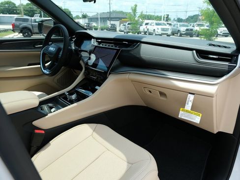 New 2025 Jeep Grand Cherokee Limited w/ Luxury Tech Group II AWD/4WD image 34