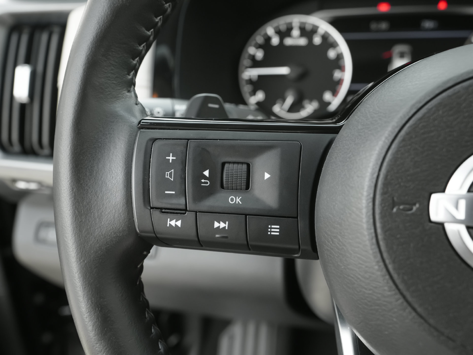 Used 2025 Nissan Pathfinder SL FWD image 21