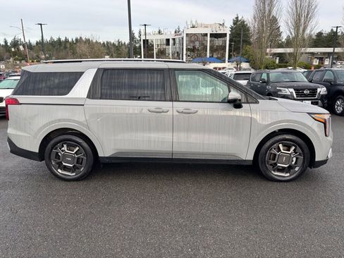 Used 2025 Kia Carnival EX image 4