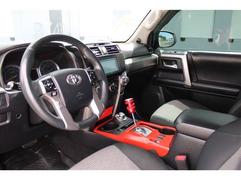 Used 2018 Toyota 4Runner SR5 AWD/4WD image 9