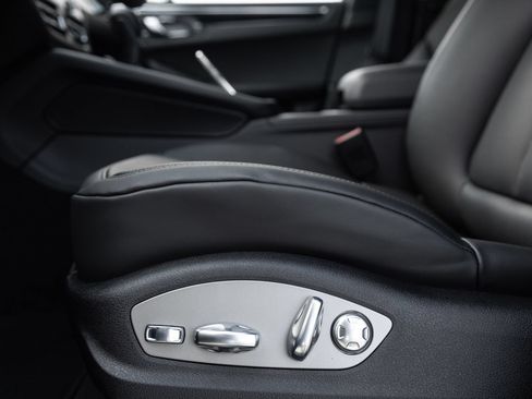 Certified 2026 Porsche Macan AWD/4WD image 22