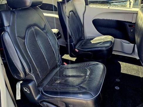 Used 2019 Chrysler Pacifica Limited FWD image 39