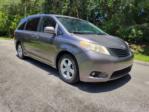 Used 2012 Toyota Sienna LE image 1
