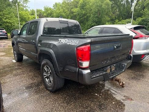 Used 2017 Toyota Tacoma TRD Sport AWD/4WD image 3