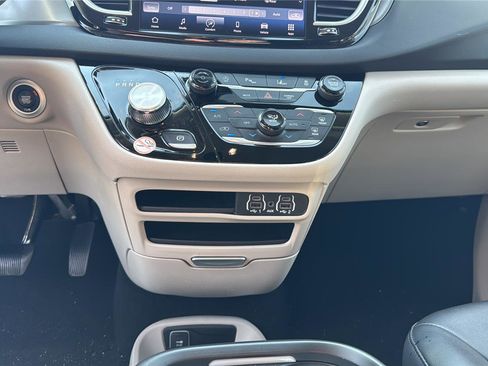 Used 2024 Chrysler Pacifica Touring-L FWD image 18
