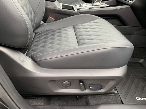 Used 2023 Mitsubishi Outlander SEL image 39