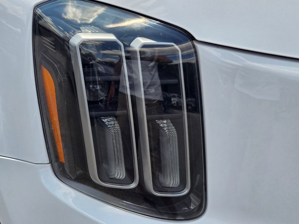 Certified 2023 Kia Telluride EX w/ EX Captain's Chair Package FWD image 4