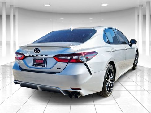 Used 2021 Toyota Camry SE image 3