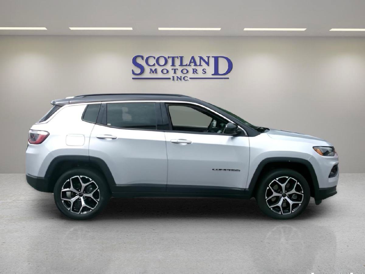 Used 2025 Jeep Compass Limited AWD/4WD image 5