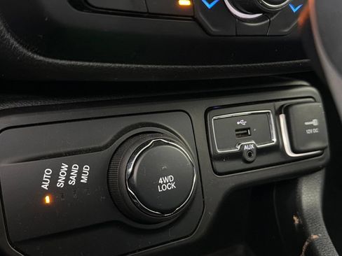Used 2019 Jeep Renegade Latitude w/ Cold Weather Group AWD/4WD image 25