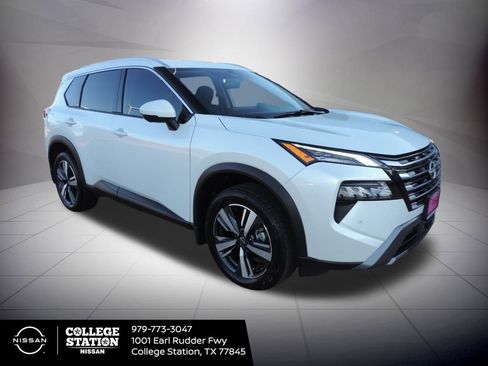 Used 2025 Nissan Rogue SL image 3