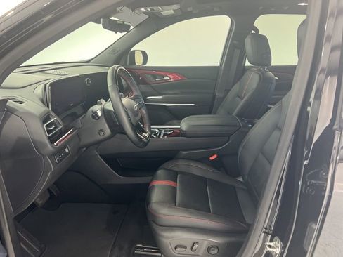 Used 2024 Chevrolet Traverse RS FWD image 16