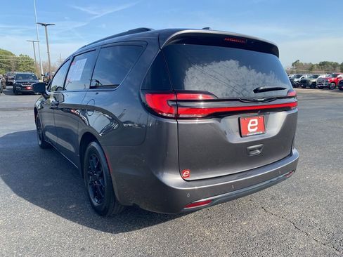 Used 2021 Chrysler Pacifica Touring-L w/ Uconnect Theater Family Group image 5