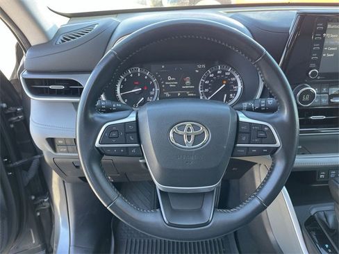 Used 2022 Toyota Highlander XLE image 14