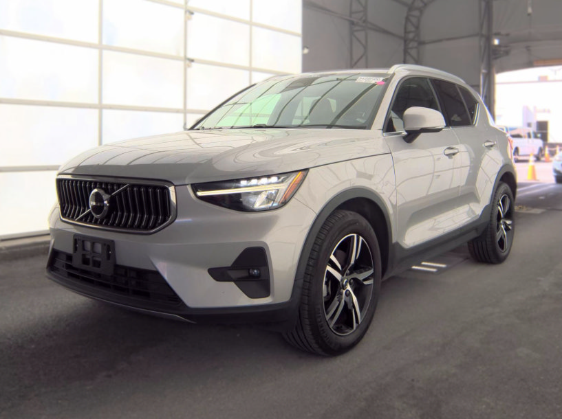 Used 2023 Volvo XC40 B5 Plus AWD/4WD image 2