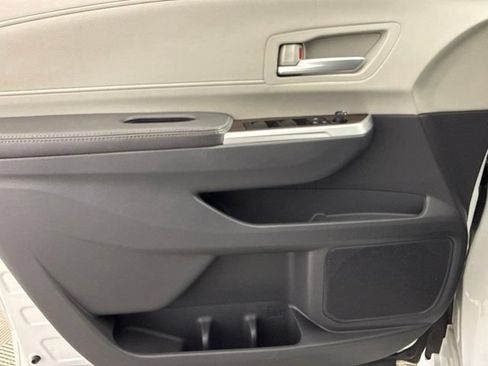Used 2022 Toyota Sienna XLE FWD image 22