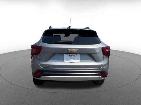 Used 2025 Chevrolet Trax LT FWD image 12