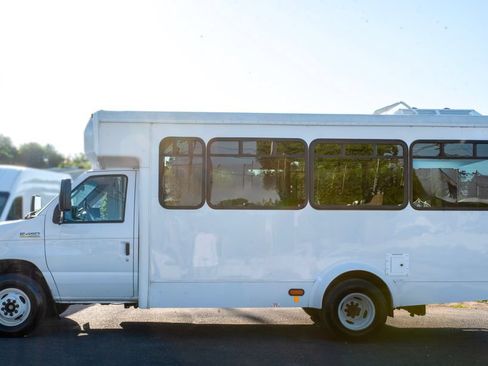 Used 2017 Ford E-450 and Econoline 450 Super Duty w/ Shuttle Bus Prep Package RWD image 5
