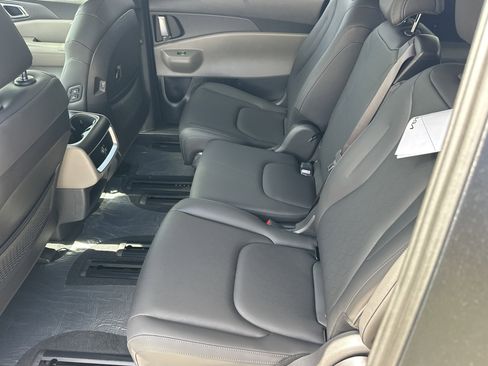 New 2026 Kia Carnival EX FWD image 12