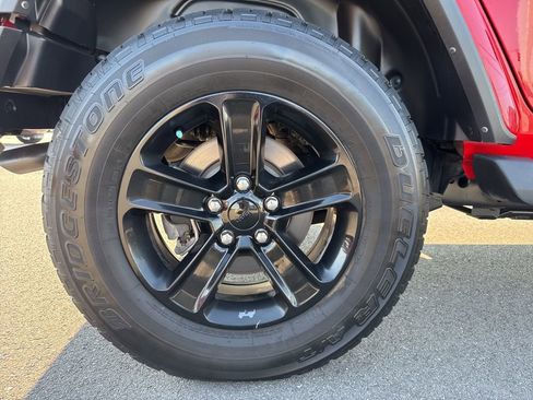 Used 2021 Jeep Wrangler Unlimited Sahara AWD/4WD image 12