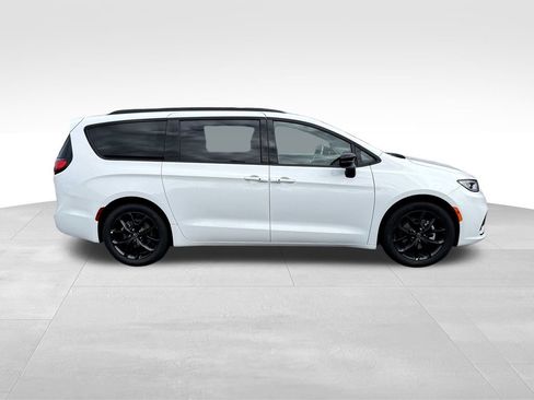 New 2026 Chrysler Pacifica Limited w/ S Appearance Package image 8
