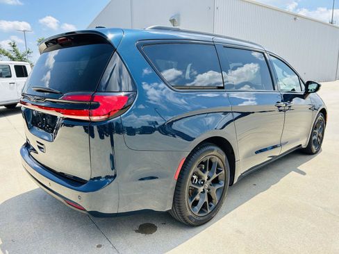 Used 2023 Chrysler Pacifica Touring-L w/ S Appearance Package FWD image 39