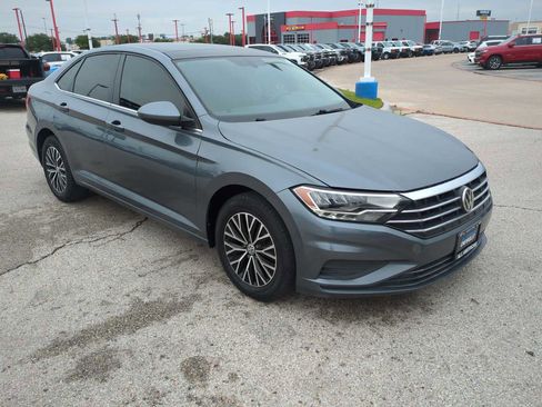 Used 2019 Volkswagen Jetta SE FWD image 2