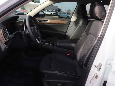 Used 2025 Volkswagen Atlas SE image 17