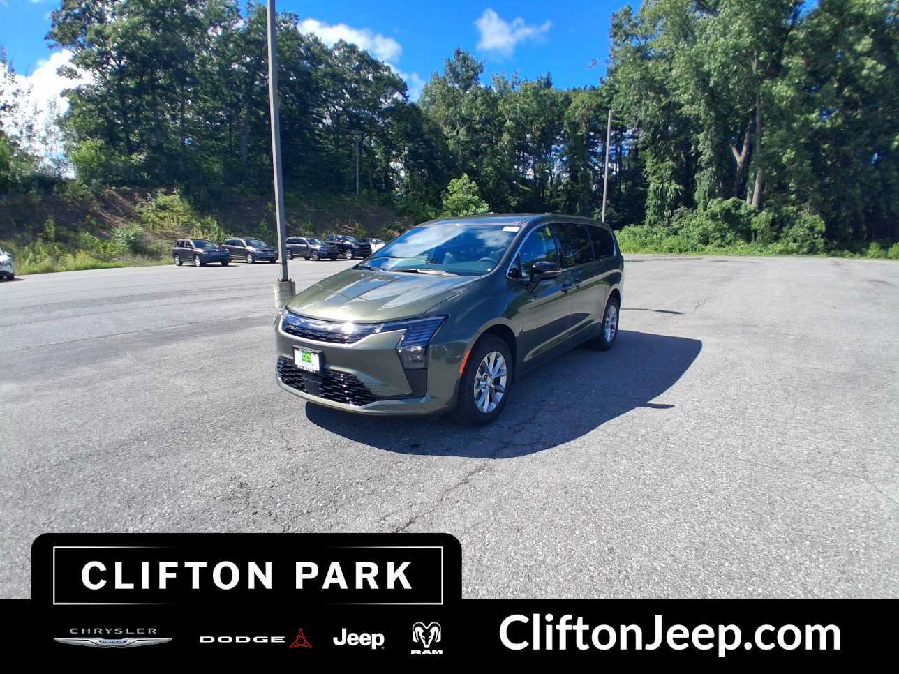New 2027 Chrysler Pacifica Select AWD/4WD image 1
