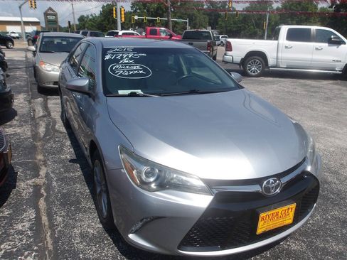 Used 2015 Toyota Camry SE FWD image 1