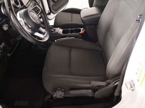 Used 2019 Jeep Wrangler Unlimited Sahara image 11