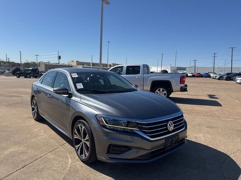 Used 2021 Volkswagen Passat 2.0T SE image 1